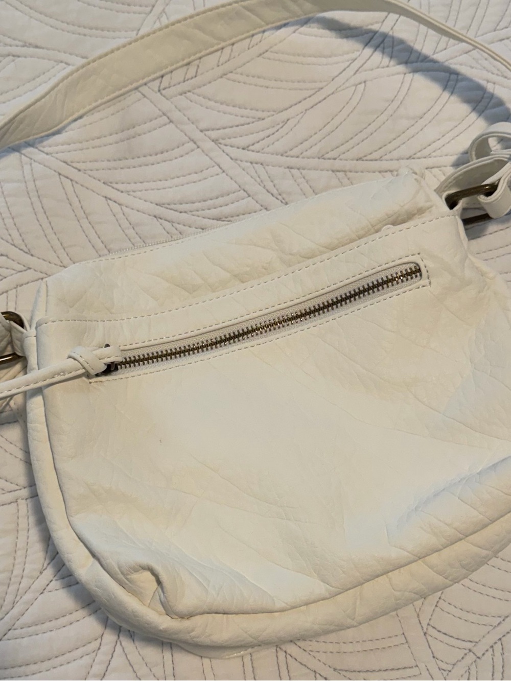 Bueno White Crossbody Bag with Front Zip Pocket